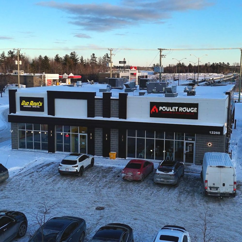 Bâtiment commercial moderne noir et blanc à Mirabel développé par Investissement Ray Junior