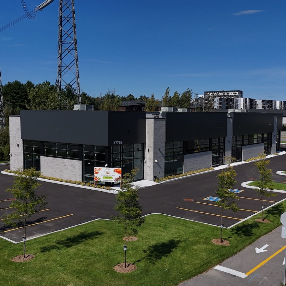 Bâtiment commercial à Versailles–Sainte-Marianne près d’un quartier résidentiel unifamilial, développé par Investissement Ray Junior